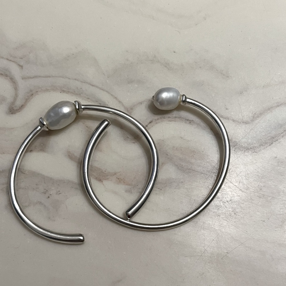 Kendra Scott Amiya Bright Silver Cuff Bracelet in Pearl.